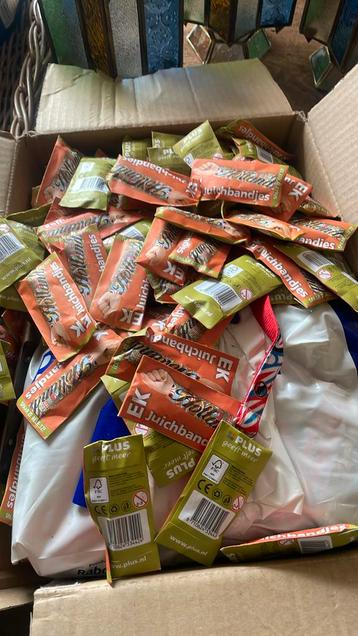 Doos vol juichbandjes ek plus beschikbaar voor biedingen