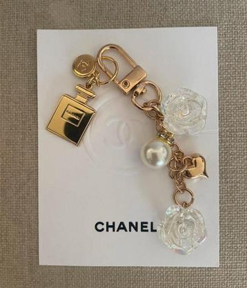 Camelia sleutelhanger met Chanel nr5 charm,mascara, edp+tas beschikbaar voor biedingen