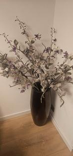 Prachtige hoge vaas in de kleur brons met prachtige bloemen., Ophalen, Zo goed als nieuw, Overige kleuren, 50 tot 75 cm