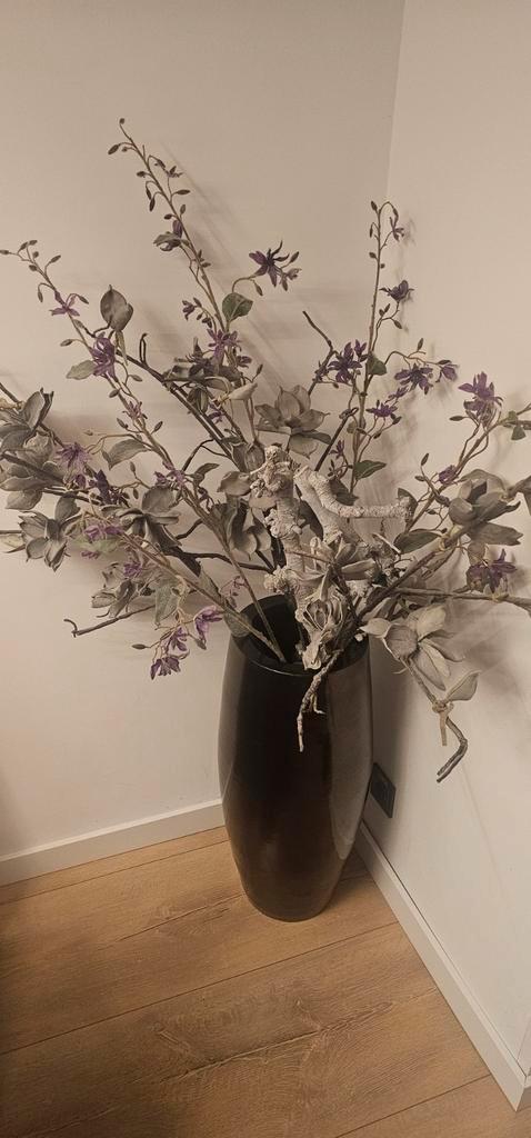 Prachtige hoge vaas in de kleur brons met prachtige bloemen., Huis en Inrichting, Woonaccessoires | Vazen, Zo goed als nieuw, Overige kleuren