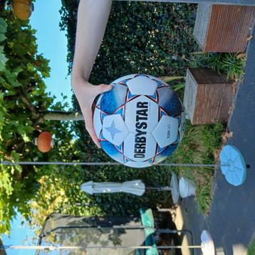een mooie derbystar bal van goeie kwaliteit en natuurlijk er beschikbaar voor biedingen