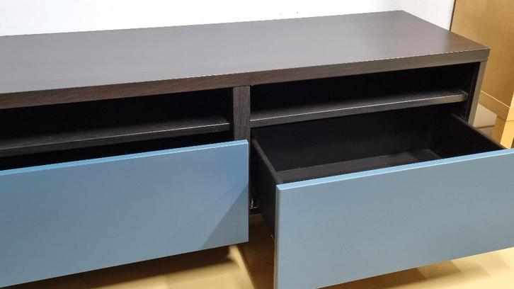 BESTÅ tv-meubel donkerbruin met blauwe lades (goede staat), Huis en Inrichting, Kasten | Televisiemeubels, Zo goed als nieuw, Minder dan 100 cm