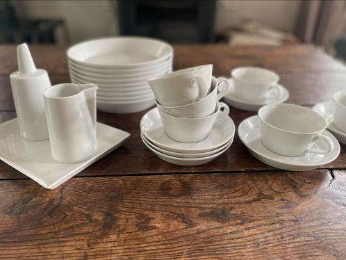 Tric servies, borden, thee kopjes, melk en suikerset, Huis en Inrichting, Keuken | Servies, Overige stijlen, Porselein, Ophalen of Verzenden