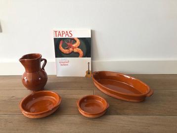 Padilla aardewerk schaaltjes, schenkkan , kookboek Tapas cre beschikbaar voor biedingen