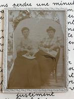 Oude foto op karton - twee dames, Verzamelen, Foto's en Prenten, Gebruikt, Foto, Ophalen of Verzenden, Voor 1940