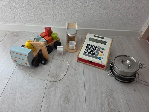 Houten speelgoed: hijskraan, koffieapparaat, kassa en pannen, Kinderen en Baby's, Speelgoed | Houten speelgoed, Gebruikt, Overige typen