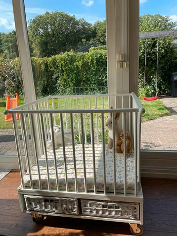 Verstelbare box met 2 rieten manden beschikbaar voor biedingen