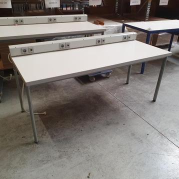 Industriële werktafel met elektra aansluiting - 180x75  cm beschikbaar voor biedingen