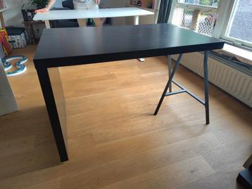 Gebruikt bureau, zwart blad met zijkant + losse poot beschikbaar voor biedingen