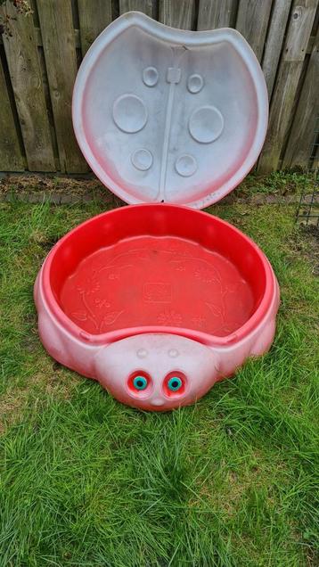 Leuke roze lieveheersbeestje zandbak met deksel beschikbaar voor biedingen