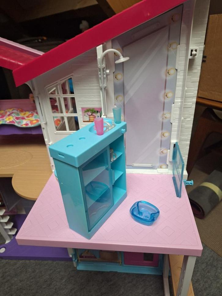 Barbiehuis Malibu Villa met meubels en accessoires - Mattel, Kinderen en Baby's, Speelgoed | Poppenhuizen, Gebruikt, Poppenhuis
