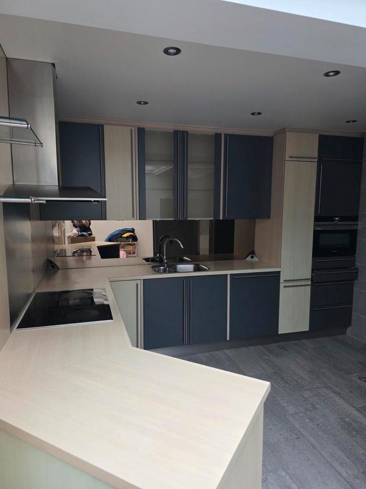 Moderne hoekkeuken in grijs en crème, Huis en Inrichting, Keuken | Complete keukens, Gebruikt, Hoekkeuken, Grijs, Kunststof, Greeploos