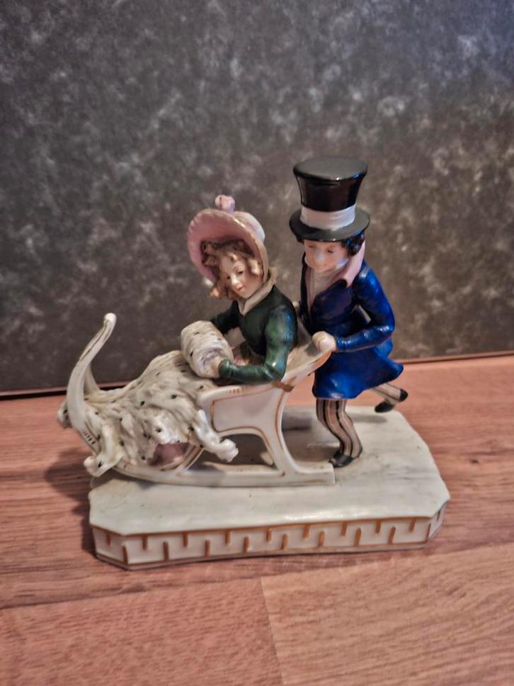Antiek Porseleinen Beeldje: Slee met Figuren, Antiek en Kunst, Antiek | Keramiek en Aardewerk, Ophalen of Verzenden
