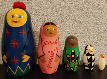 Vintage matrushka poppetjes 5-delig Gesigneerd beschikbaar voor biedingen