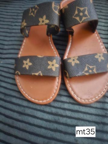 Nieuw; Bruine slippers mt35  beschikbaar voor biedingen