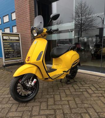 Vespa sprint bromscooter beschikbaar voor biedingen