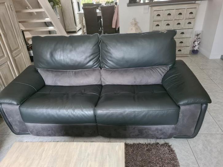 1x 2 persoons electrische relax bank grijs leer / seudine., Huis en Inrichting, Banken | Bankstellen, Zo goed als nieuw, Tweepersoons