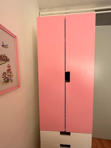 Roze kast met legplanken en lades -- IKEA -- Stuva beschikbaar voor biedingen