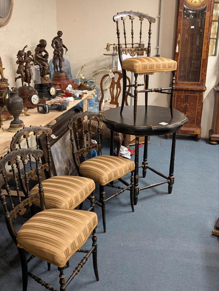 Antieke tafeltje met 4 stoelen €160., Antiek en Kunst, Antiek | Meubels | Stoelen en Banken, Ophalen