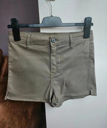NIEUWE H&M Leger Groene spijker kortebroek/jeans, maat 40/M beschikbaar voor biedingen