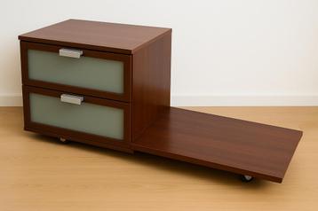 Houten nachtkastje met lades en wieltjes beschikbaar voor biedingen