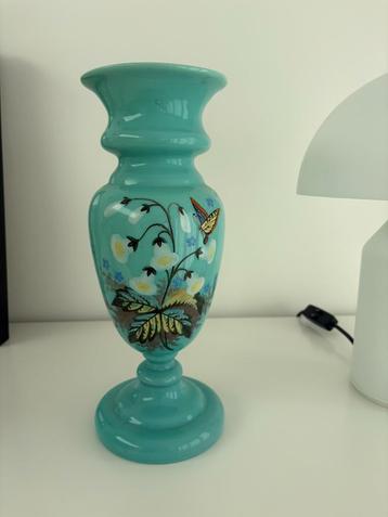 Antieke blauwe Opaline glas vaas beschilderd beschikbaar voor biedingen