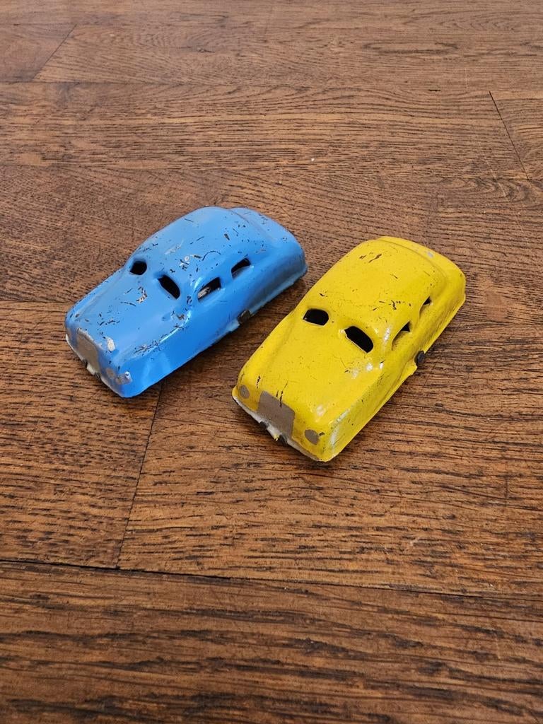 2x blikken auto oud speelgoed autootjes, Antiek en Kunst, Verzenden