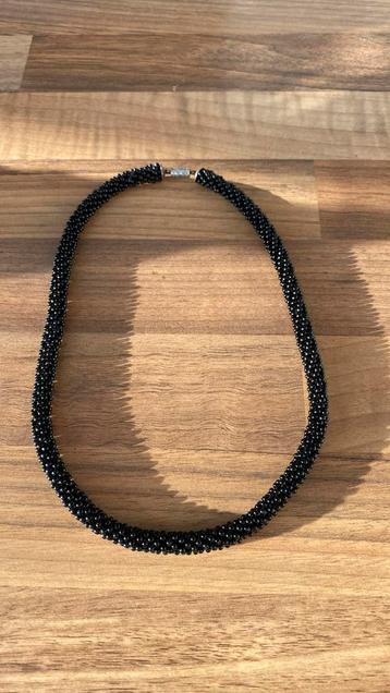 Zwart kraalcollier met magneetsluiting, jaren 2000 beschikbaar voor biedingen