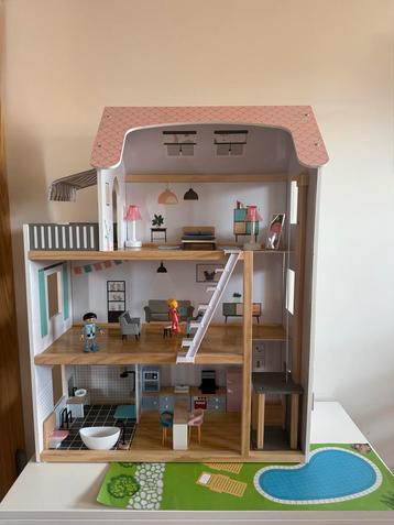 Houten poppenhuis compleet met meubels beschikbaar voor biedingen