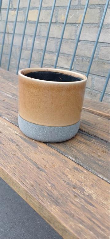 Aardewerk bloempot - beige/grijs beschikbaar voor biedingen