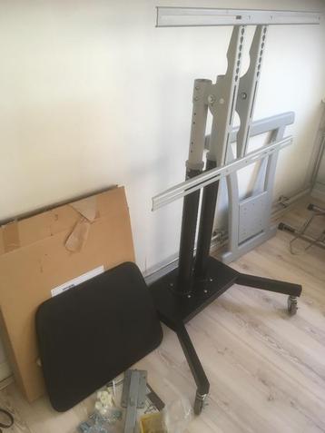 Newstar M1200 verrijdbare beeldschermstandaard beschikbaar voor biedingen