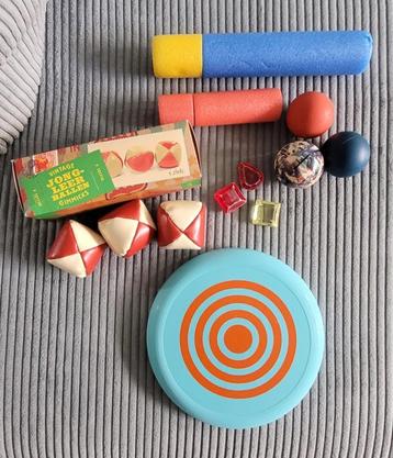 Jongleerballen, frisbee, 2x waterspuit, 3 opduik steentjes beschikbaar voor biedingen