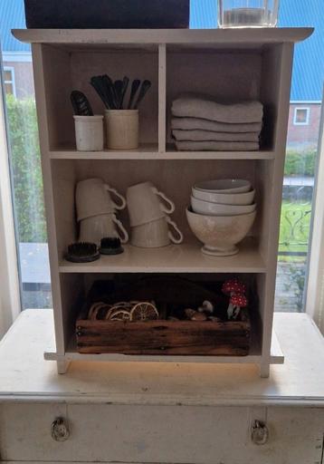 brocant vakkenkastje~keukenrekje~oud kastje beschikbaar voor biedingen