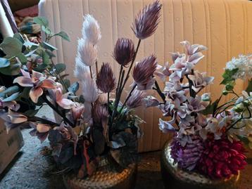 Twee goudkleurige vazen met droogbloemen beschikbaar voor biedingen