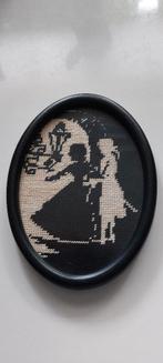 Ovaal brocante lijstje met geborduurde inhoud, Ophalen of Verzenden