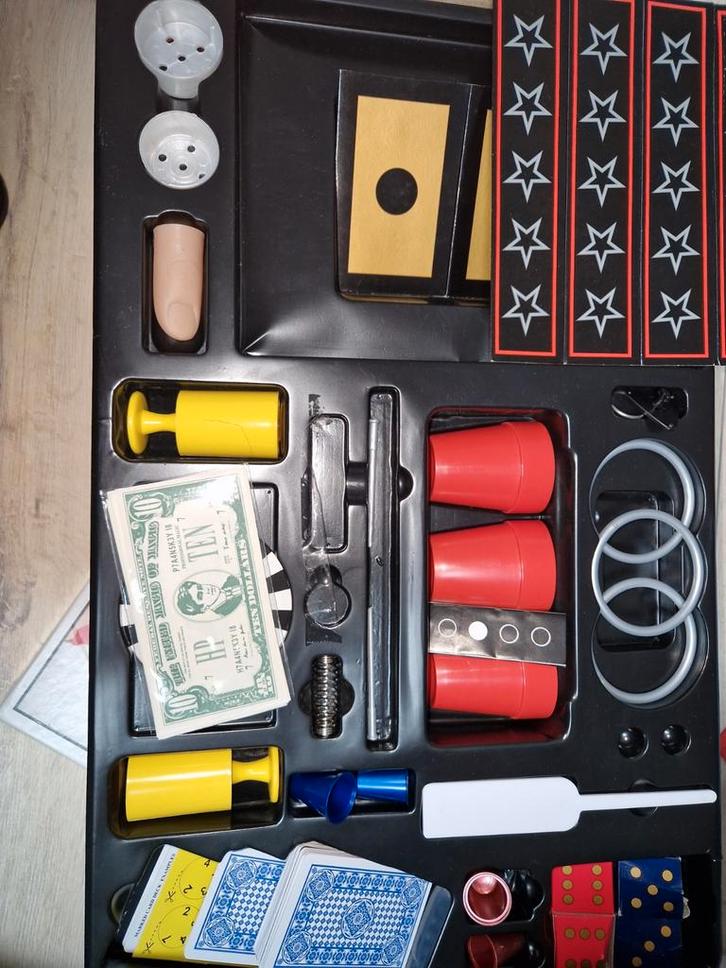 Gooocheldoos met 325 trucs, Hobby en Vrije tijd, Feestartikelen, Gebruikt, Feestartikel, Overige, Ophalen