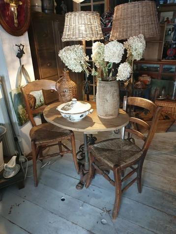 geweldig leuk set tafeltje met 2 stoelen beschikbaar voor biedingen