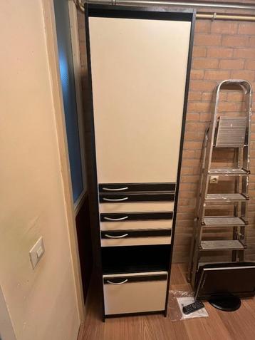 Zwart/ wit voorraad kast hout 