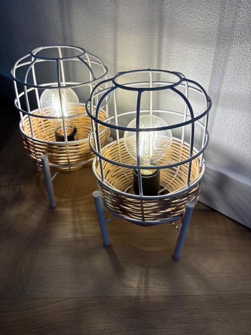 2x nachtkastlampen – wit met rotan, Huis en Inrichting, Lampen | Tafellampen, Minder dan 50 cm, Ophalen