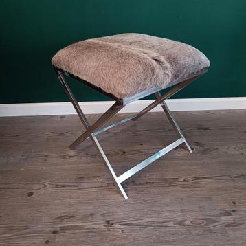 Vintage krukje Chroom kruisvoet met dieren huid beschikbaar voor biedingen