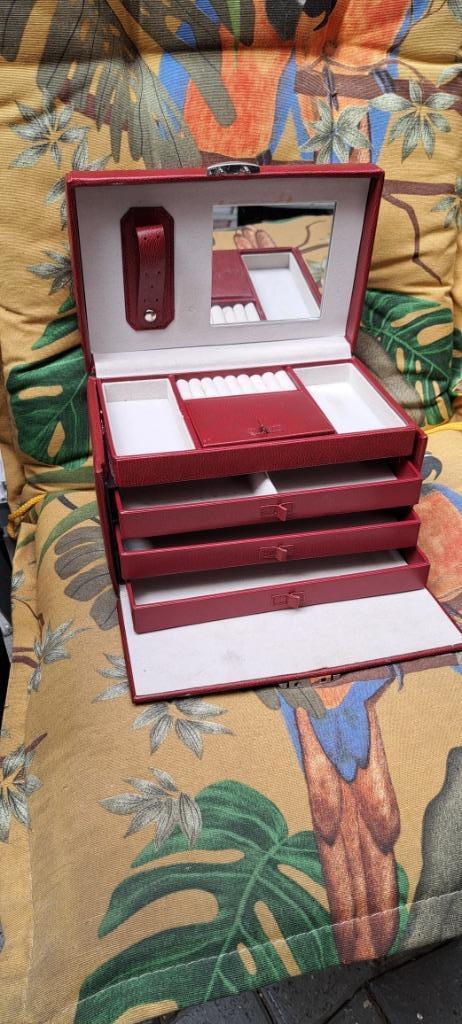 te koop rode beauty case 24 x 16 x 16 cm, Sieraden, Tassen en Uiterlijk, Beautycases, Nieuw, Softcase, Rood, Met slot, Met spiegeltje(s)