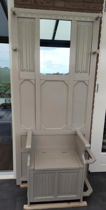 Halmeubel met opbergbankje
 beschikbaar voor biedingen