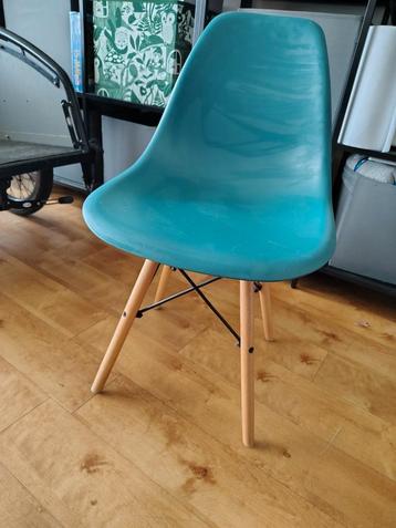 Turquoise stoel met hout 