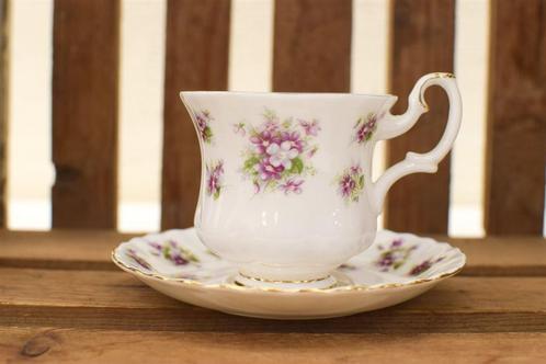 Royal Albert porseleinen kop en schotel 43999, Huis en Inrichting, Keuken | Servies, Gebruikt, Kop(pen) en/of Schotel(s), Overige stijlen