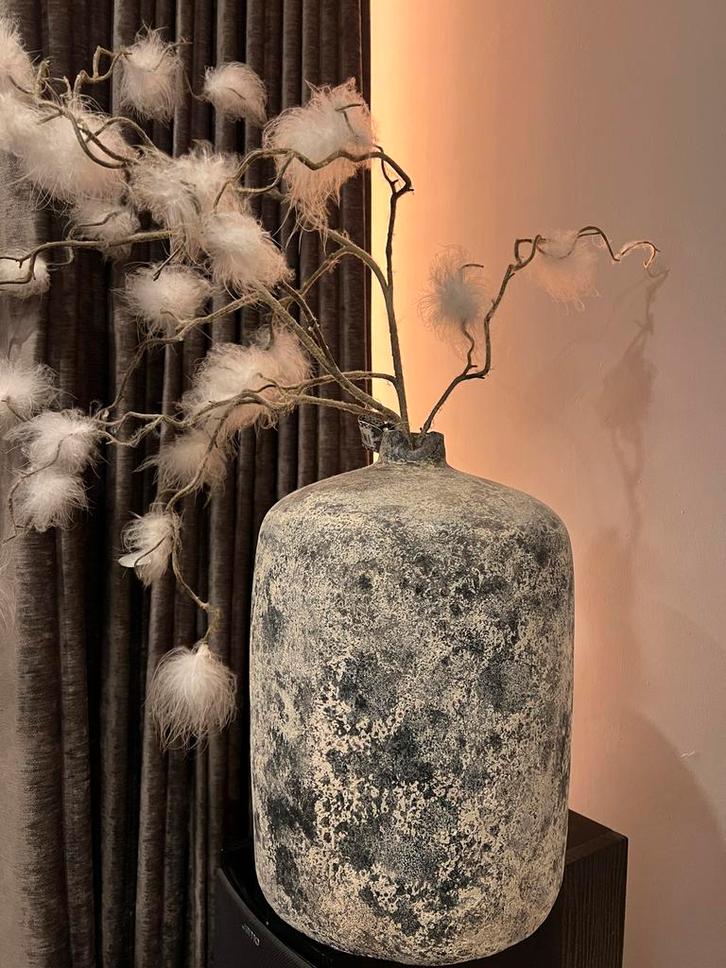 PTMD GROTE VAAS KRUIK GRIJS BETON NATUURSTEEN VEREN TAKKEN, Huis en Inrichting, Woonaccessoires | Vazen, Zo goed als nieuw, Overige kleuren