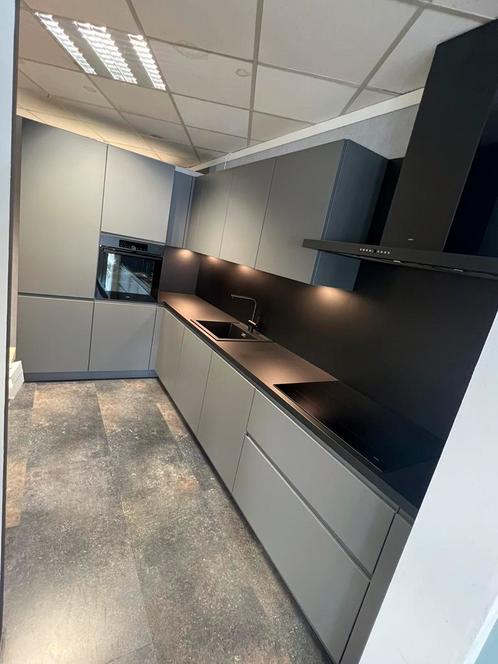 Hoek Keuken Kwartsgrijs met Atag apparatuur, Huis en Inrichting, Keuken | Complete keukens, Nieuw, Hoekkeuken, Grijs, Kunststof