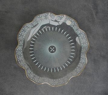 Vintage glazen schaal beschikbaar voor biedingen