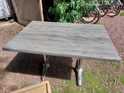 Tuintafel werzalit, stevig materiaal voor buiten, €20 - €35, Tuin en Terras, Tuintafels, Gebruikt, Rechthoekig, Kunststof, Ophalen