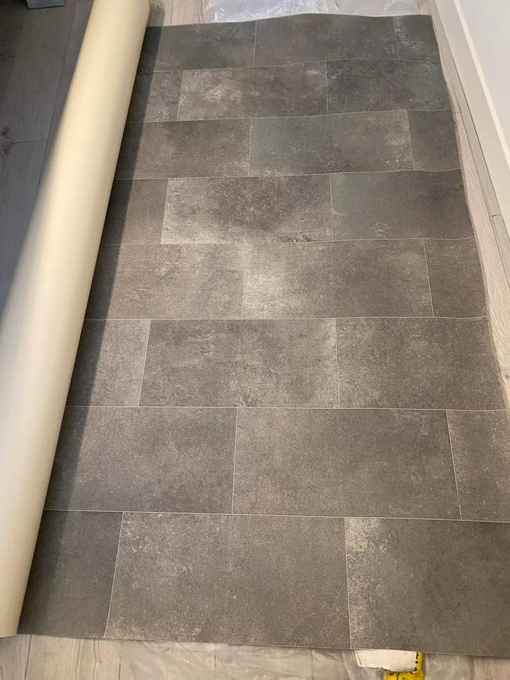 Vinyl vloer - Donkergrijs Antraciet - 16m2, Huis en Inrichting, Stoffering | Vloerbedekking, Nieuw, Vinyl, Grijs, 10 tot 25 m²