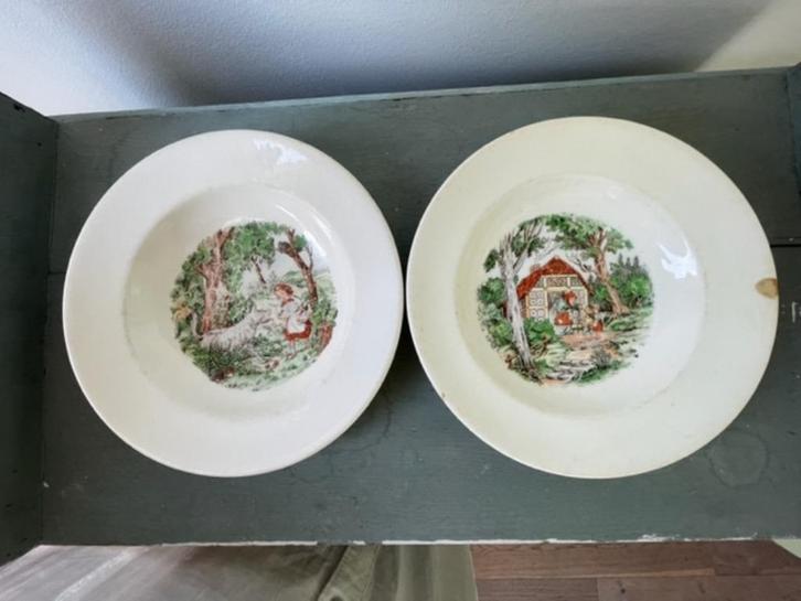 2 vintage kinderbord sprookjes roodkapje P. Regout porselein, Antiek en Kunst, Antiek | Servies los, Ophalen